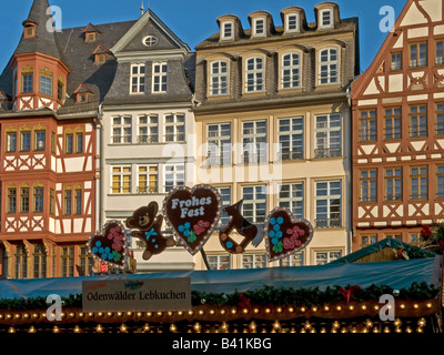 Weihnachtsmarkt auf dem quadratischen Roemer Römer vor Schaufenster von Fachwerkhäusern mit Stand für Weihnachtsplätzchen Stockfoto