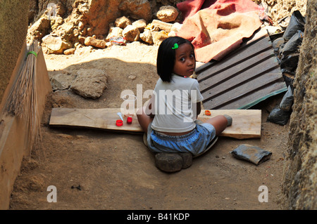 Bali Aga Dorfleben, kleine Mädchen spielen, Bali Aga Dorfleben, Semberan, Nordbali, Indonesien Stockfoto