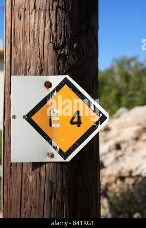 Eine offizielle aber zerschlagen E4 Wegweiser für den europäischen Langstrecken Wanderweg E4 Stockfoto