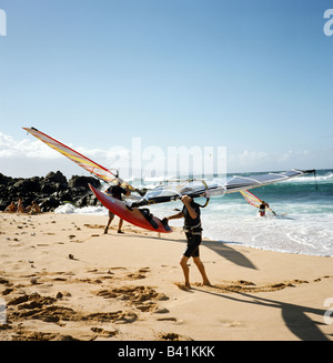 Windsurfer zu verlassen und ins Wasser in Ho'Okipa Beach, Maui, Hawaii. Stockfoto