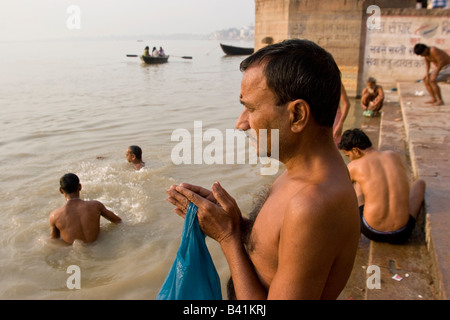 Hindu Mann betet, Ghats von Varanasi, Indien. Stockfoto