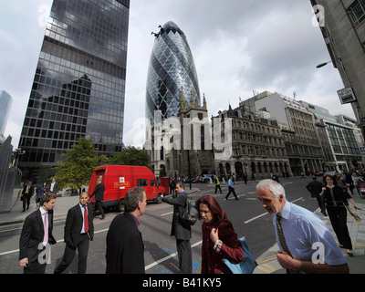 Menschen auf der Straße in der Londoner City mit Gurke und Königliche Post van im Hintergrund London UK Stockfoto