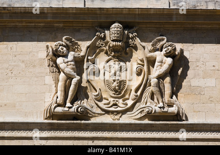 Geschnitzte Wappen von Papst Paul V an der Fassade des Hôtel des Monnaies, die formale päpstliche Minze, Avignon, Provence, Frankreich Stockfoto