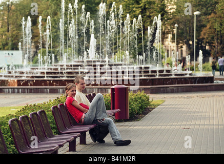 Ein junges Paar in einem der Parks in Riga, Lettland Stockfoto