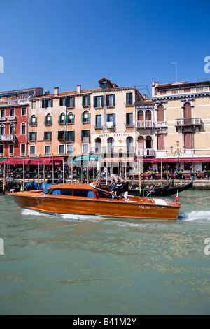 Wassertaxi übergibt Hotel Marconi am Ufer des Canal Grande-Venedig-Italien Stockfoto