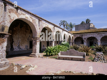 USA-Kalifornien das schöne Torbögen und die Gärten der alten spanischen in San Juan Capistrano Mission Stockfoto