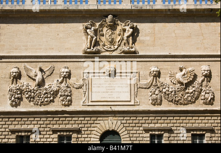 Die Fassade des Hôtel des Monnaies, die formale päpstliche Minze, Avignon, Provence, Frankreich. Das Gebäude, jetzt im Konservatorium Stockfoto