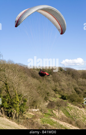 Paragliding auf die Cotswold Böschung am Haresfield-Hügel, Gloucestershire Stockfoto