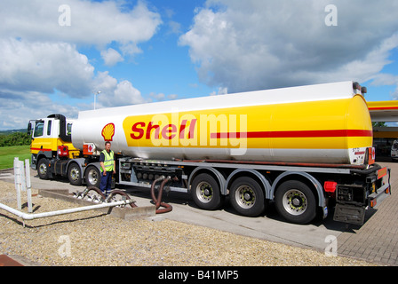 Shell Tanker füllen von Tanks mit Tankstelle, Cardiff, Wales, Vereinigtes Königreich Stockfoto