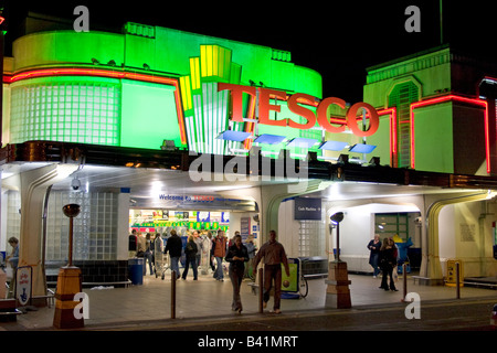 Eingang zum Tesco-Supermarkt im ehemaligen Art-deco-Hoover Building, Perivale, London Stockfoto