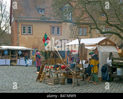 Ständen für den Verkauf Weihnachtsartikel im Schlosspark mit Rittern spielt für das Mittelalter Zeit Büdingen Hesse Stockfoto