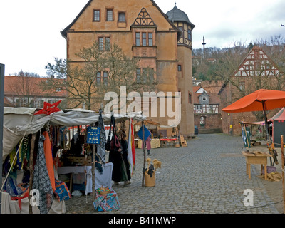 Ständen für den Verkauf Weihnachtsartikel in der Weihnachtszeit auf dem Marktplatz, im Hintergrund das Schloss Büdingen Stockfoto