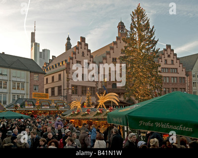 Weihnachtsmarkt mit Christmas tree mit Lichterketten und Ständen mit Sternen Lichterkette Volksplatz Roemer Römer Stockfoto