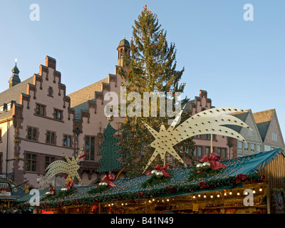 Weihnachtsbaum mit Lichterketten und Ständen mit Sternen-Lichterkette Quadrat Römer Römer Römerberg in Frankfurt Am Main Hessen Stockfoto