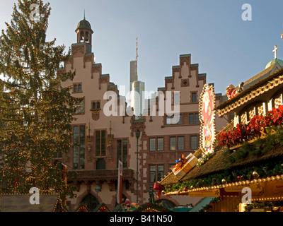 Weihnachtsbaum mit Lichterketten und Ständen Hintergrund Rathaus und Wolkenkratzer Platz Römer Römer Römerberg Frankfurt am Main Stockfoto