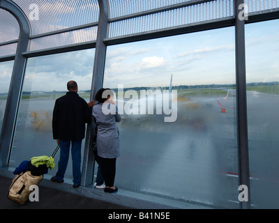 Familie betrachten die Ryanair-Flugzeug werden sie mit späteren Flughafen Eindhoven NL ausziehen werden Stockfoto