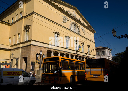 Parma Royal Theatre Fassade Blick von der gegenüberliegenden Gehweg mit Busse auf der Straße. Emilia Romagna, Italien Stockfoto
