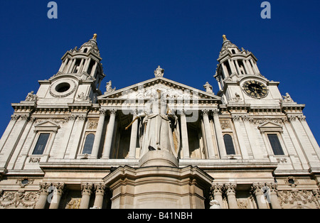 Statue von Königin Anne vor St Paul s Cathedral London England UK Stockfoto