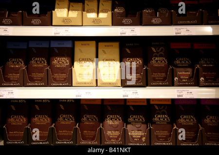 Grün & schwarze Schokolade auf dem Display in Planet Bio-Supermarkt Islington-London Stockfoto