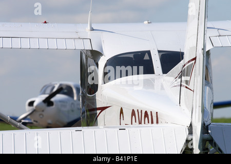 Allgemeine Luftfahrt Flug Ausbildungsstätte Flugzeuge Cessna 172 und Piper Pa-28 Cherokee teilen Parkplatz Schürze Rampe Stockfoto