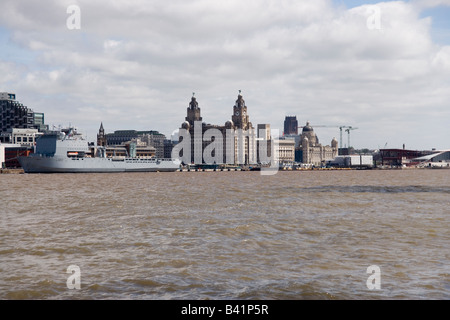 Royal Fleet Auxiliary Landungsschiff dock Lyme Bay vor Anker im zentralen Liverpool im Rahmen des Rennens hoch Schiffe im Juli 2008 Stockfoto