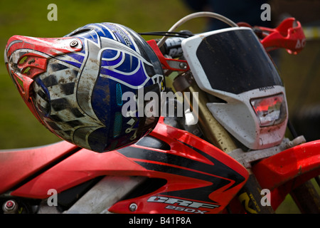 Kriechen, Motocross-Motorrad und Helm Stockfoto