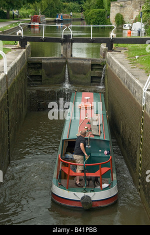 Narrowboat mit Lock, Kennet und Avon Kanal, Bath, Somerset, England, UK Stockfoto