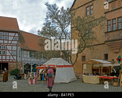 Ständen für den Verkauf Weihnachtsartikel im Schlosspark mit Rittern spielt für das Mittelalter Zeit Büdingen Hesse Stockfoto