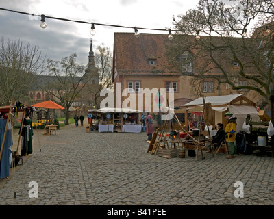 Ständen für den Verkauf Weihnachtsartikel im Schlosspark mit Rittern spielt für das Mittelalter Zeit Büdingen Hesse Stockfoto