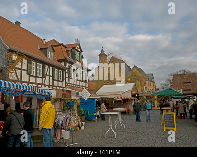 Ständen für den Verkauf Weihnachtsartikel in der Weihnachtszeit auf dem Marktplatz, im Hintergrund das Schloss Büdingen Stockfoto