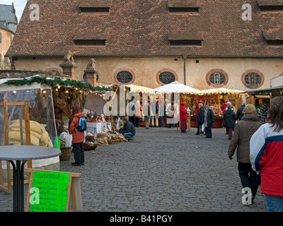 Ständen für den Verkauf Weihnachtsartikel und traditionelle Küche in der Weihnachtszeit auf dem Marktplatz von Büdingen Hessen Deutschland Stockfoto