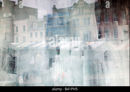 Cambridge Marktplatz spiegelt sich in weiß getünchten Schaufenster Stockfoto