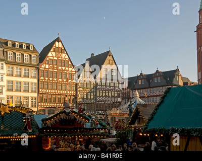 Weihnachtsmarkt mit vielen Menschen Ständen und frohe gehen rund und halb Fachwerkhaus beherbergt quadratische Römer Römer Römerberg Stockfoto