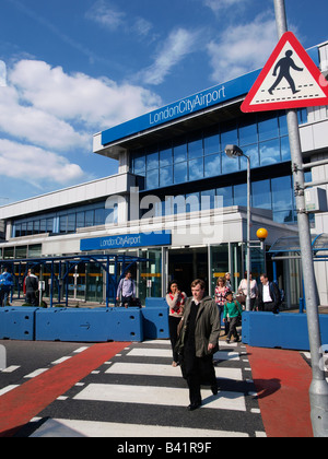 London City Airport terminal Ausgang Eingang mit Menschen, überqueren die Straße London-UK Stockfoto