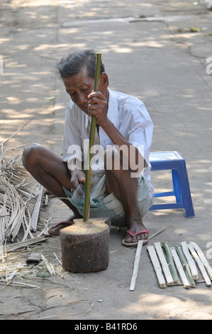 Bali Aga Dorfleben, Mann, Semberan, Bali Aga Dorf, Nordbali, Indonesien Stockfoto