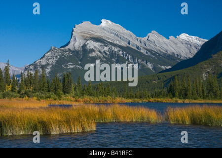 Mt Rundle (alt 9575) ab dem zweiten der Vermillion Seen - Banff, Alberta, Kanada Stockfoto