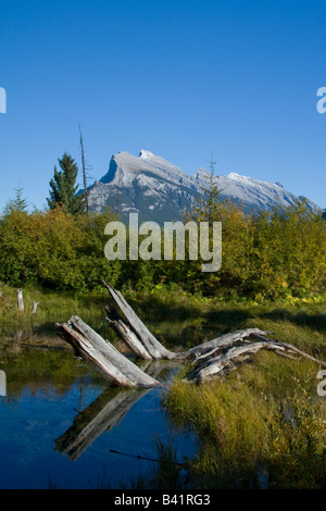 Mt Rundle (alt 9575) zwischen der zweiten und dritten der Vermillion Seen - Banff, Alberta, Kanada Stockfoto