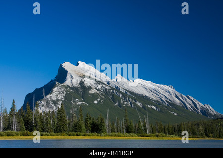 Mt Rundle (alt 9575) mit dem ersten der Vermillion Seen - Banff, Alberta, Kanada Stockfoto