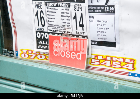 geschlossene Schild an der Ladentür mit Zirkus Werbung hinter Stockfoto