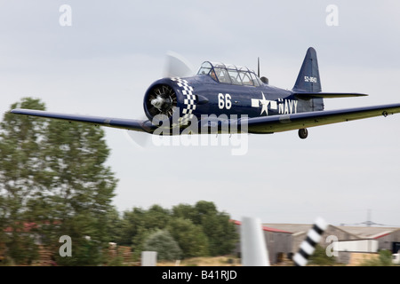 North American T6J Harvard 52-8543 66 Marine G-BUKY im Flug niedrige Ebene Überflug am Breighton Flugplatz Stockfoto