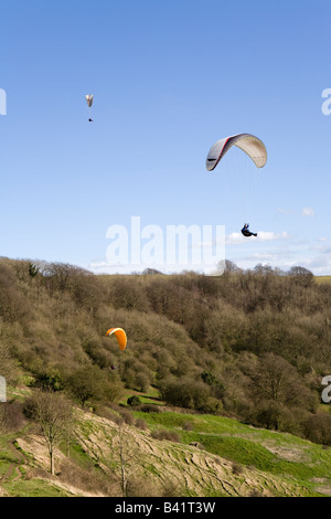 Paragliding auf die Cotswold Böschung am Haresfield-Hügel, Gloucestershire Stockfoto