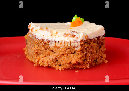 Karotte-Kuchen isoliert auf einer roten Platte Stockfoto