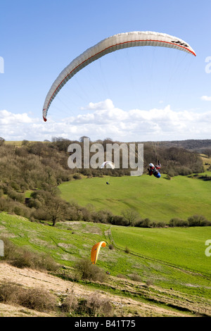 Paragliding auf die Cotswold Böschung am Haresfield-Hügel, Gloucestershire Stockfoto