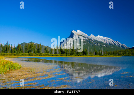 Mt Rundle (alt 9575) mit dem ersten der Vermillion Seen - Banff, Alberta, Kanada Stockfoto