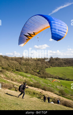 Paragliding auf die Cotswold Böschung am Haresfield-Hügel, Gloucestershire Stockfoto