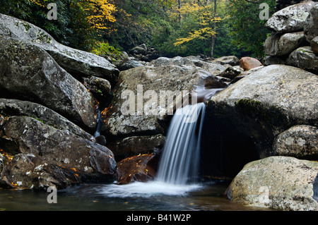 Kleiner Wasserfall am Gebirgsbach im großen Smoky Mountain Nationalpark Tennessee Stockfoto