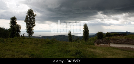 Regenwolken wälzen sich der Kivu-See, Ruanda. Stockfoto