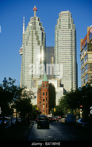 Ein Blick auf das historische Flat Iron Gebäude umgeben von modernen Wolkenkratzer in Toronto Kanada Stockfoto