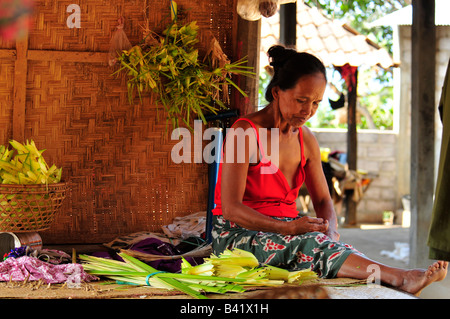 Bali Aga Dorfleben, alte Dame machen Tempelopfern, Semberan, Bali, Indonesien Stockfoto