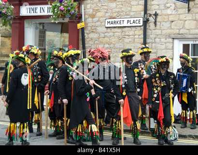 Die Schreibfehler Morris Dance Truppe warten auf Shipston auf Stour Proms 2008, England. Stockfoto